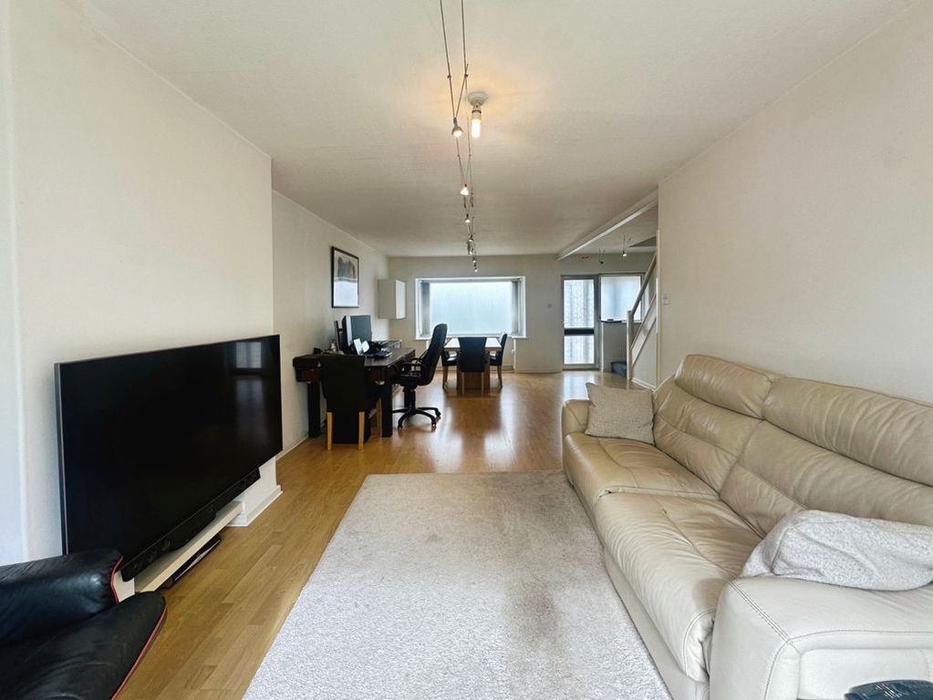 Property photo 3 of 15 Lounge