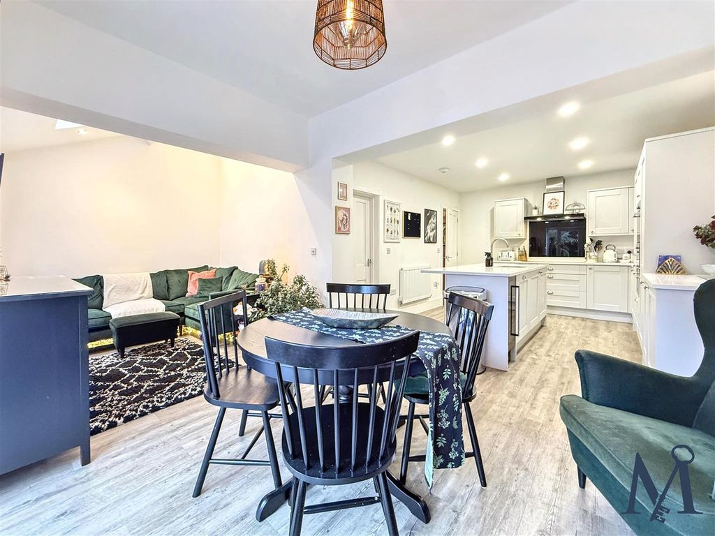 Property photo 3 of 26 Dining / Living Area