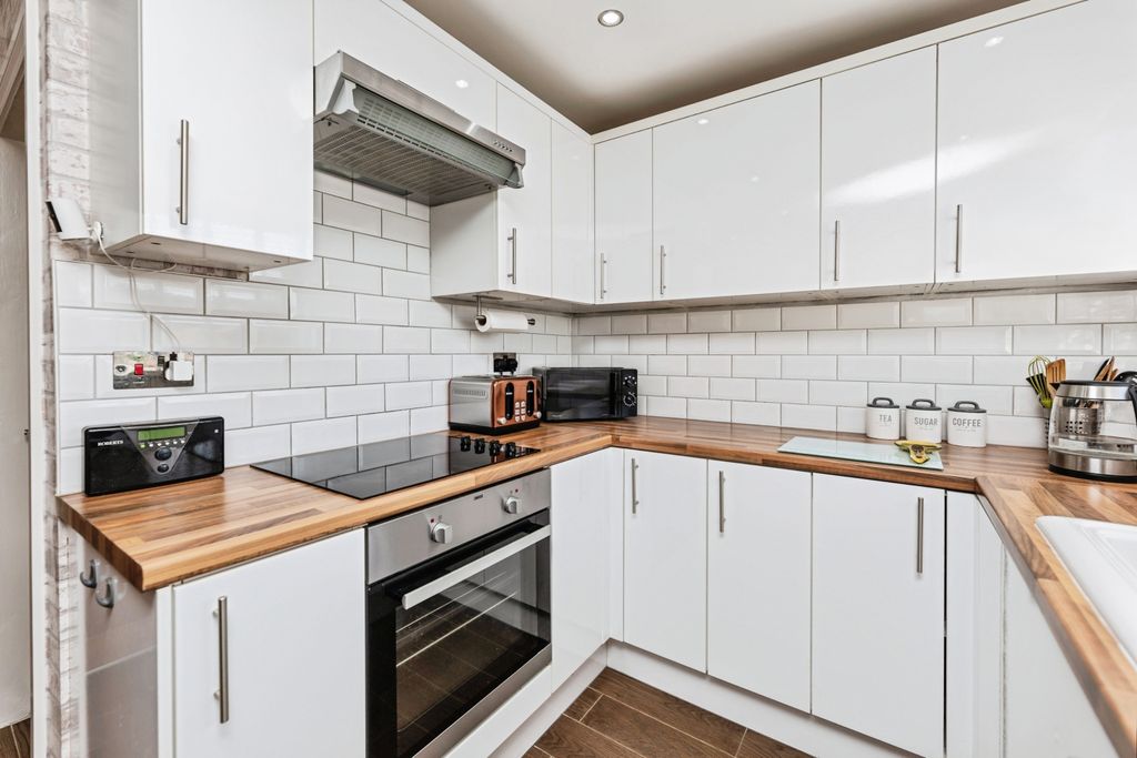 Property photo 3 of 17 Kitchen/Dining Room