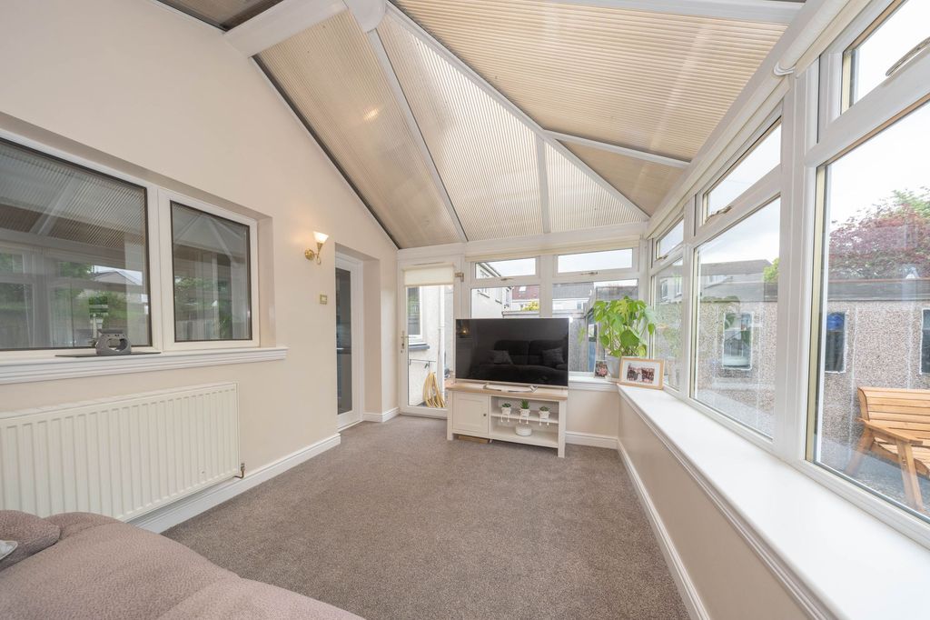 Property photo 3 of 32 Conservatory