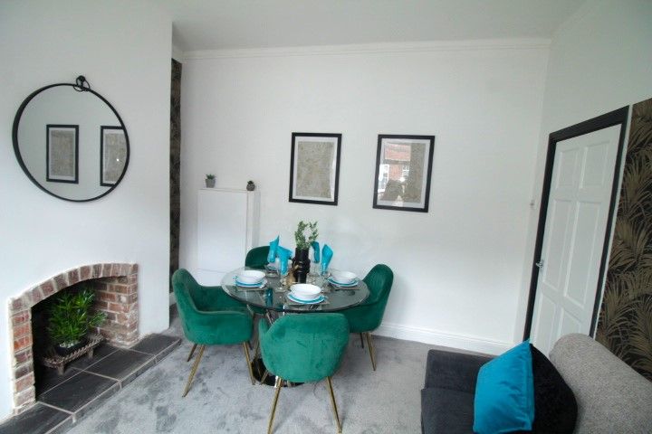 Property photo 3 of 12 Lounge 2