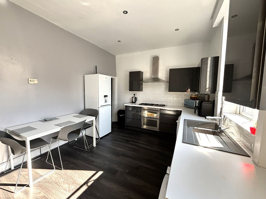 Property photo 3 of 8 Kitchen