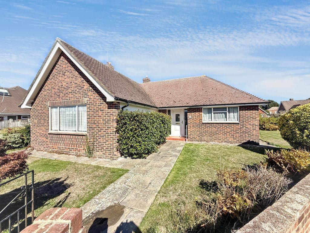 Property photo 1 of 18 Kirkland Close Front
