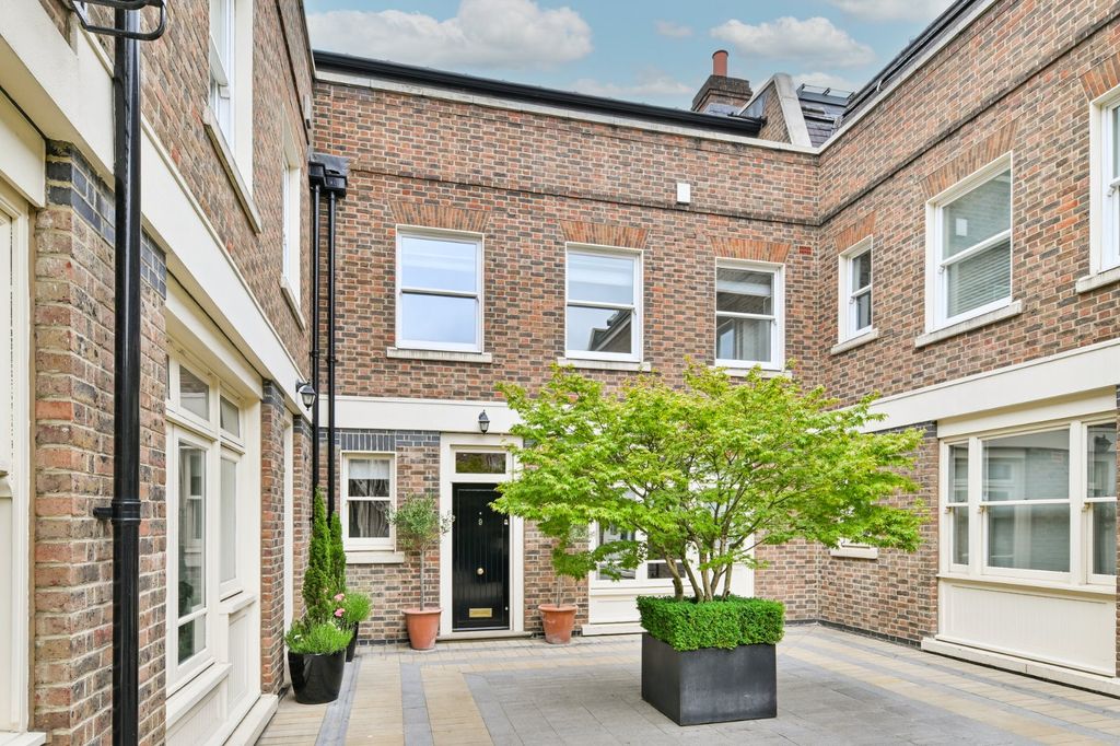 Property photo 2 of 18 St Michael's Mews