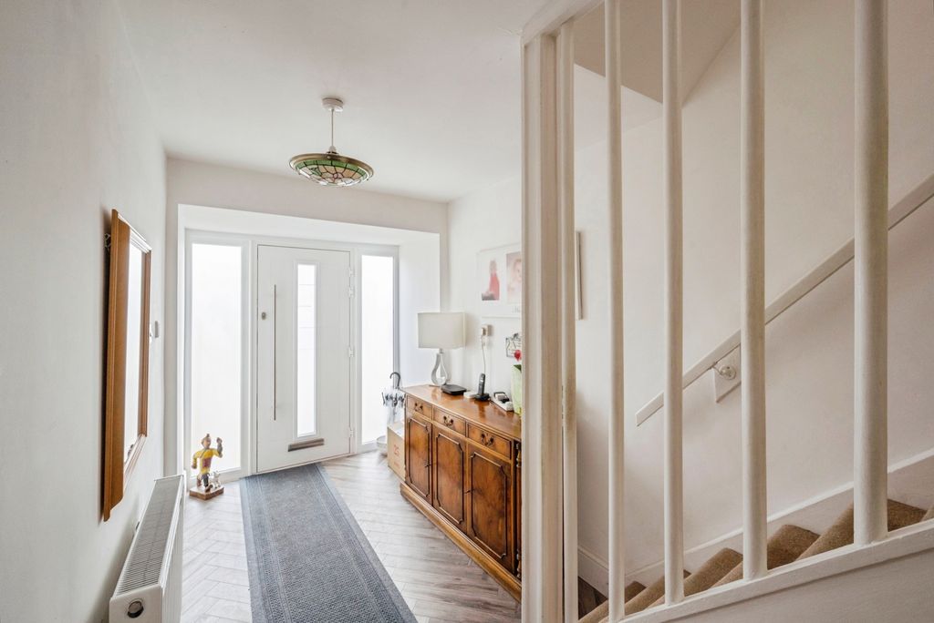 Property photo 3 of 17 Hall Way