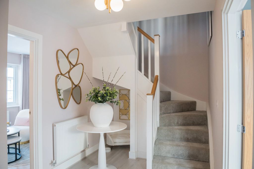 Property photo 3 of 7 Hallway