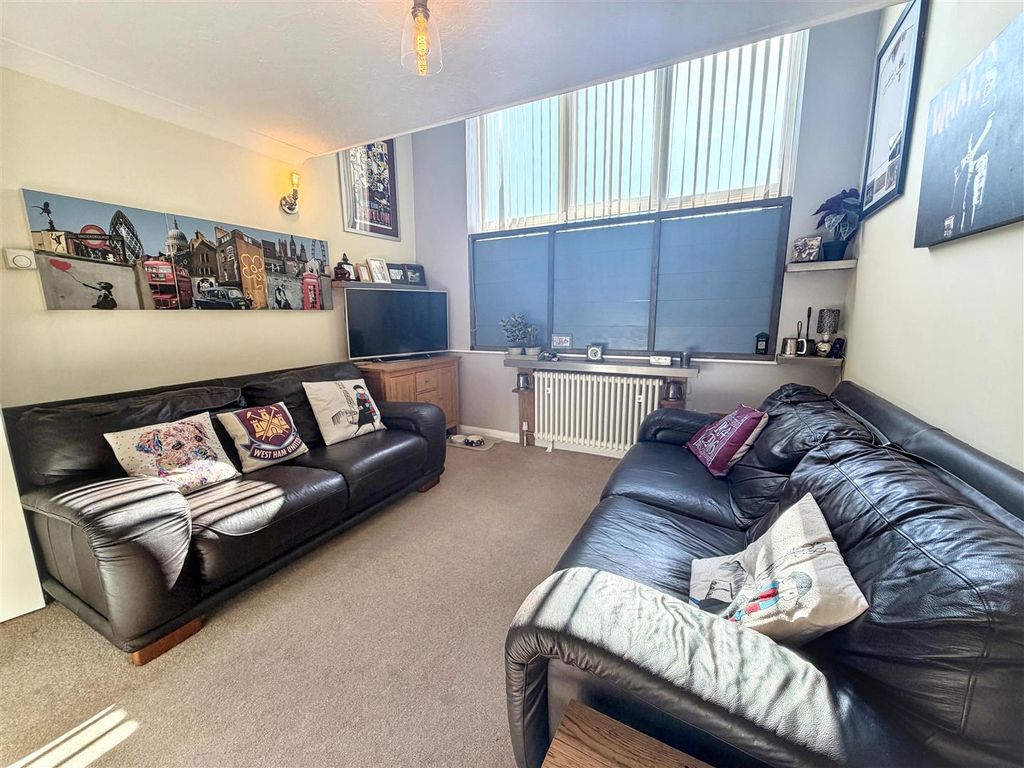 Property photo 3 of 11 Lounge