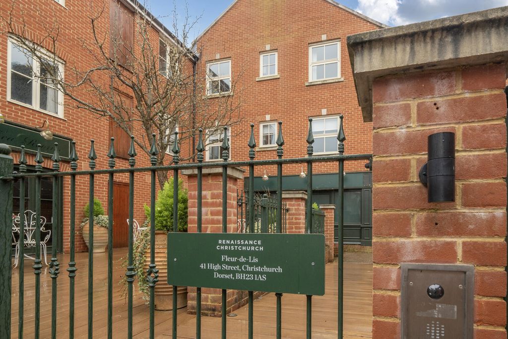 Property photo 1 of 20 Exterior