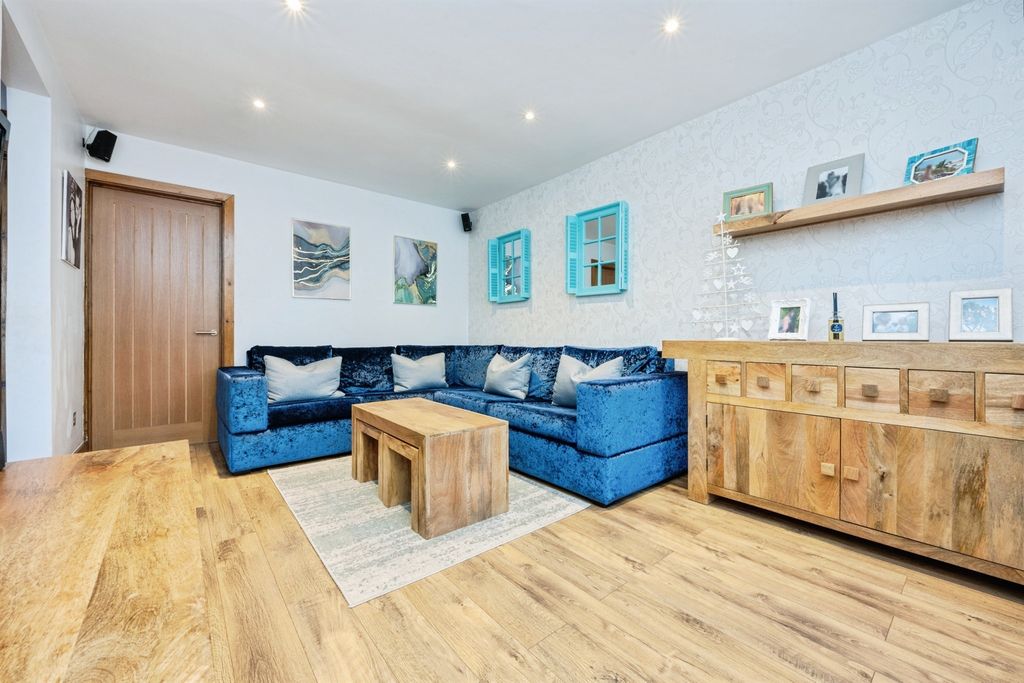 Property photo 2 of 28