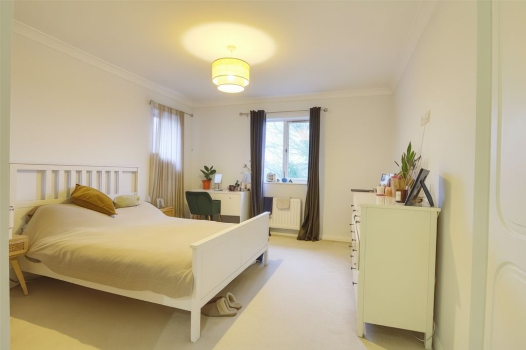 Property photo 2 of 17 Main Bedroom