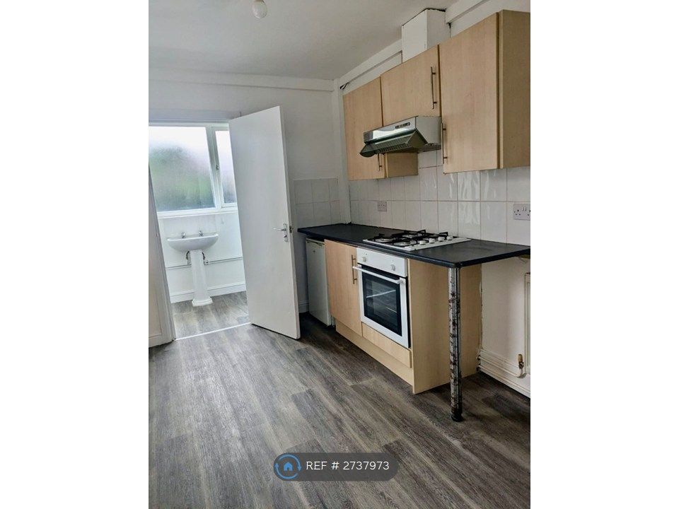 Property photo 2 of 6 Light Airy Kitchen