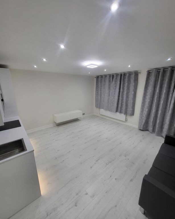 Property photo 2 of 12 Room