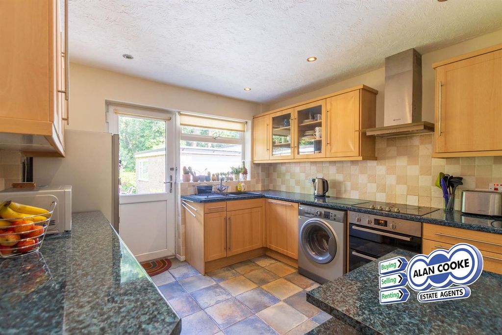 Property photo 3 of 12 Kitchen