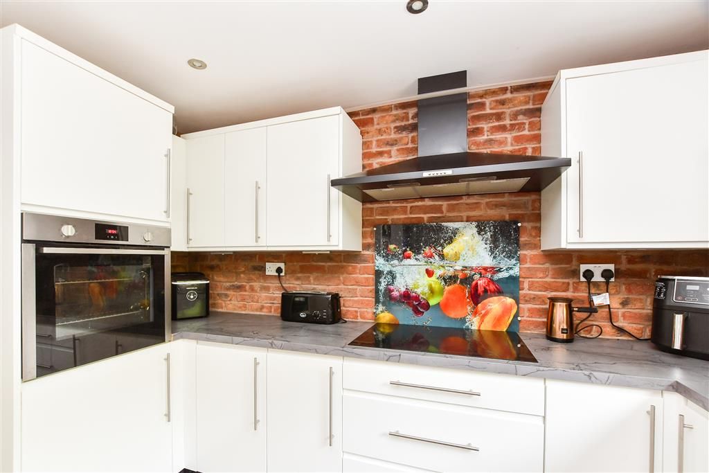Property photo 3 of 17 Kitchen
