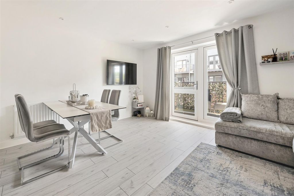 Property photo 2 of 18 Shingly Place, E4