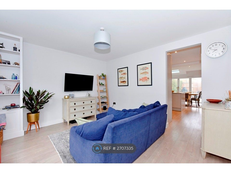 Property photo 3 of 13 Lounge/Entrance