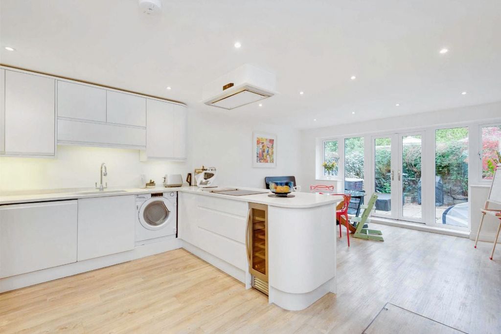 Property photo 3 of 10 15 Britannia Road - 02