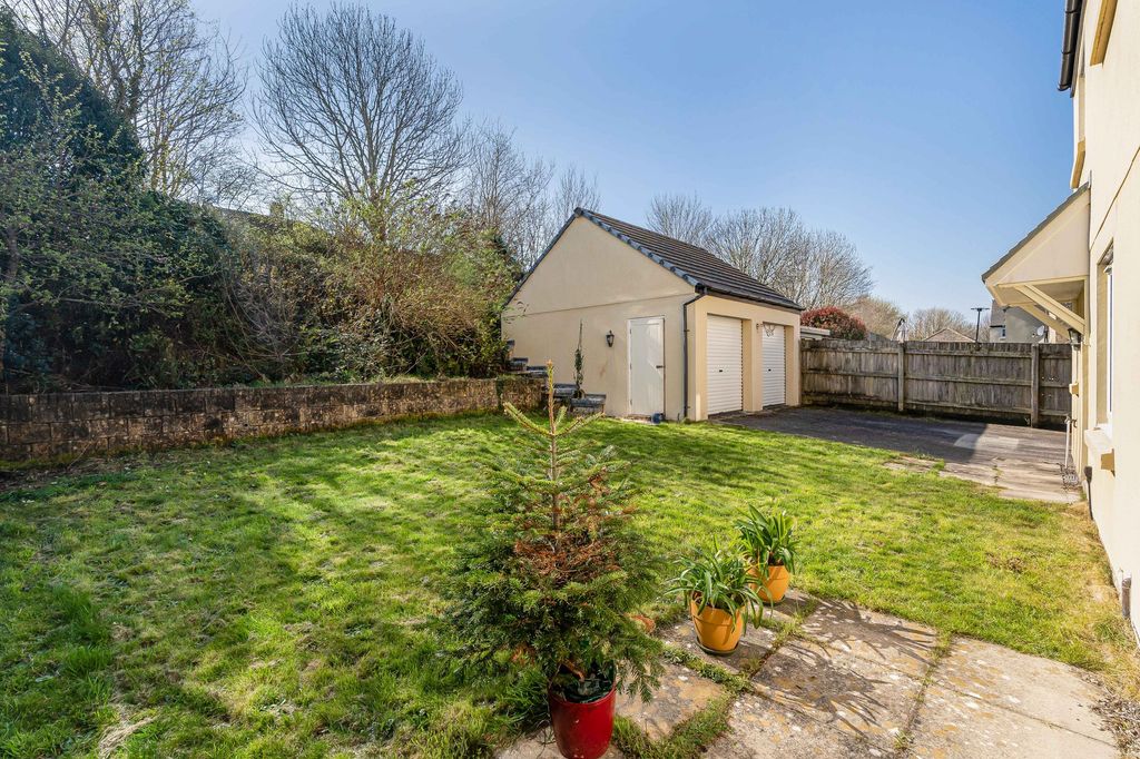 Property photo 2 of 27