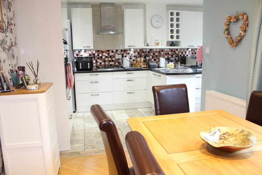 Property photo 2 of 13 Fitted  Dining Kitchen