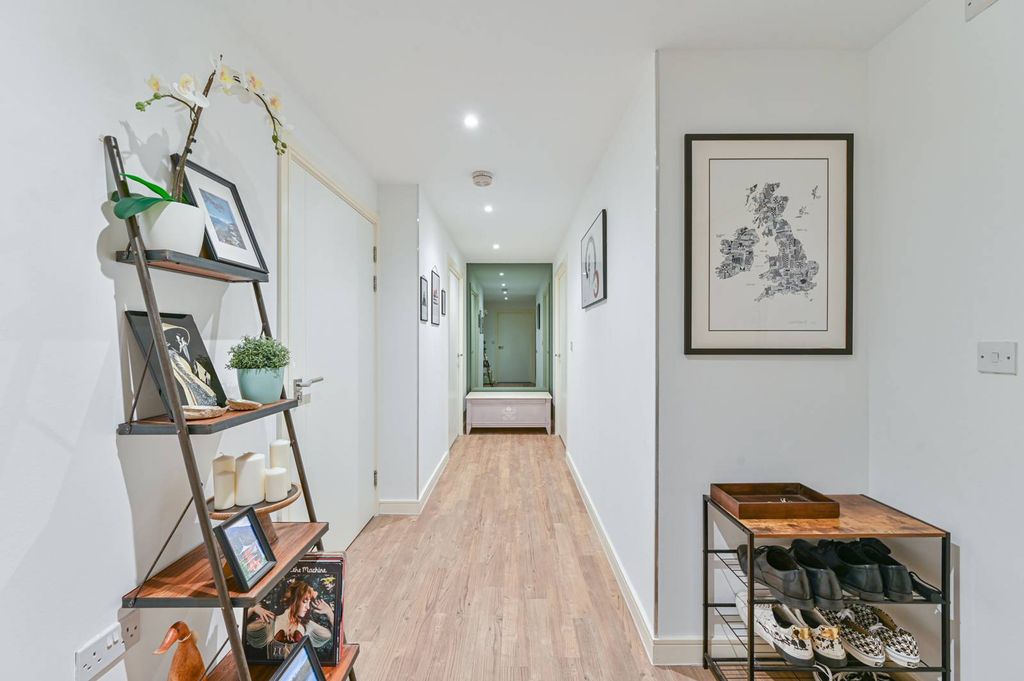 Property photo 2 of 23