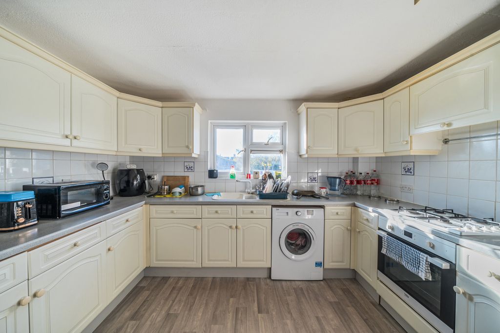 Property photo 2 of 10 1383140-16-692073...