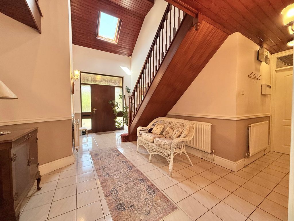 Property photo 2 of 27