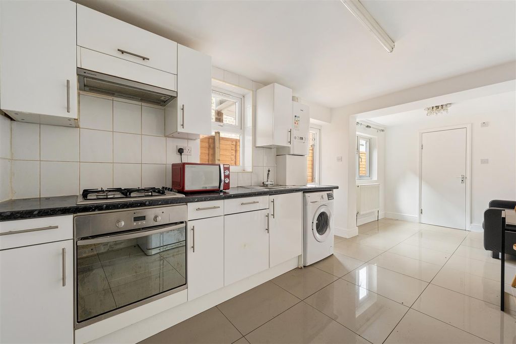 Property photo 3 of 25 Etchingham Road, E15