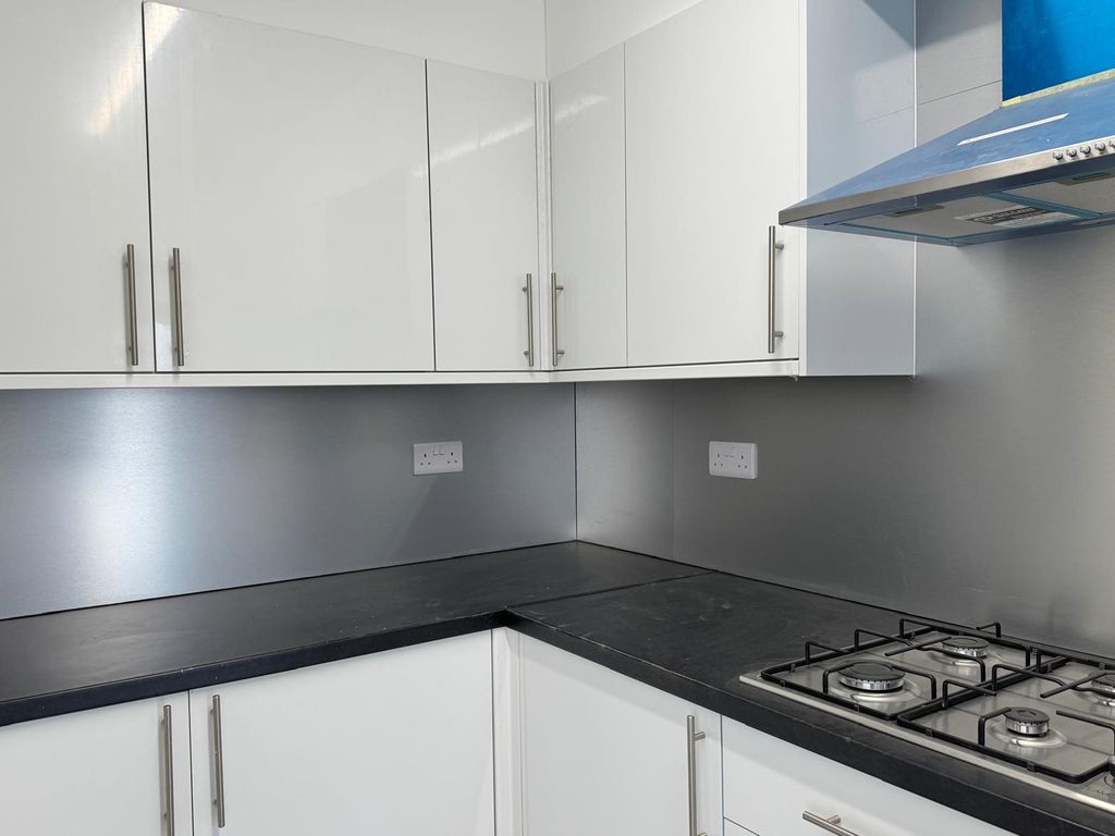 Property photo 3 of 11 Picture11