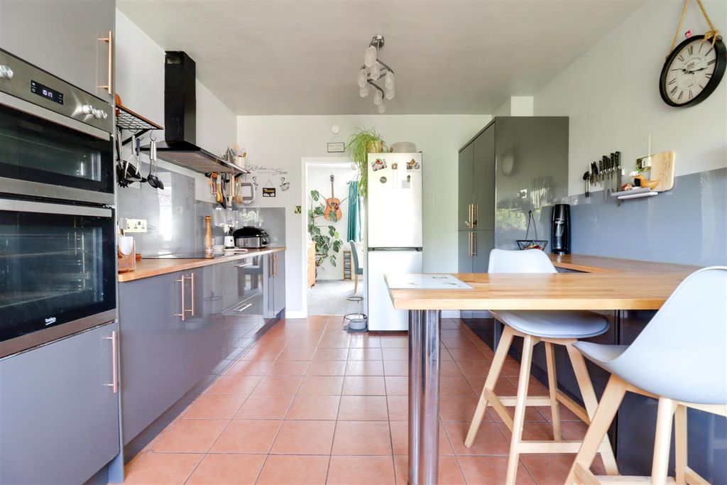 Property photo 2 of 35 Breakfast Kitchen