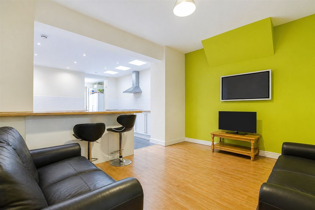 Property photo 2 of 12 Approach