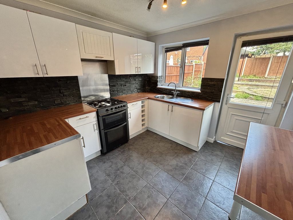 Property photo 2 of 11 Kitchen