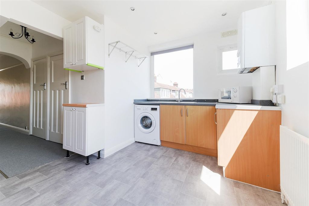 Property photo 3 of 13 London Road, Cheam 8.Jpg