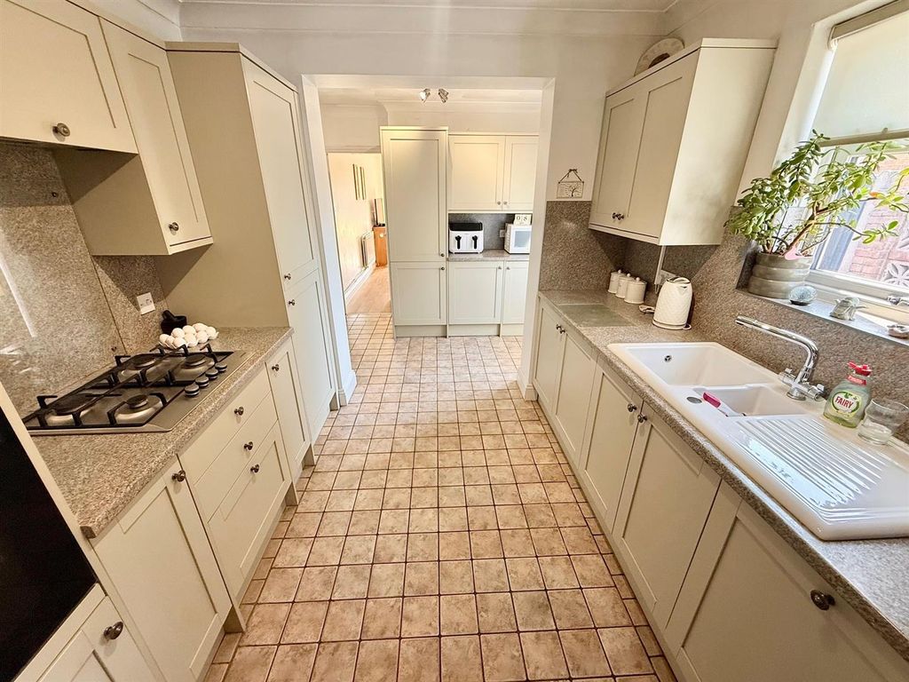 Property photo 3 of 17 Kitchen