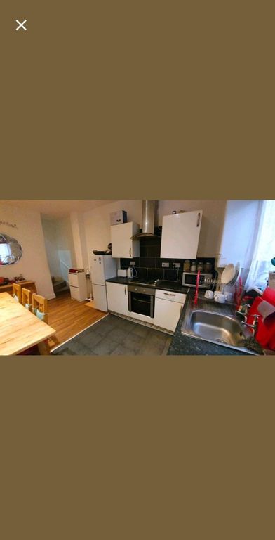 Property photo 1 of 11 Bright, Modern Kitchen With Integrated Oven And Ho...