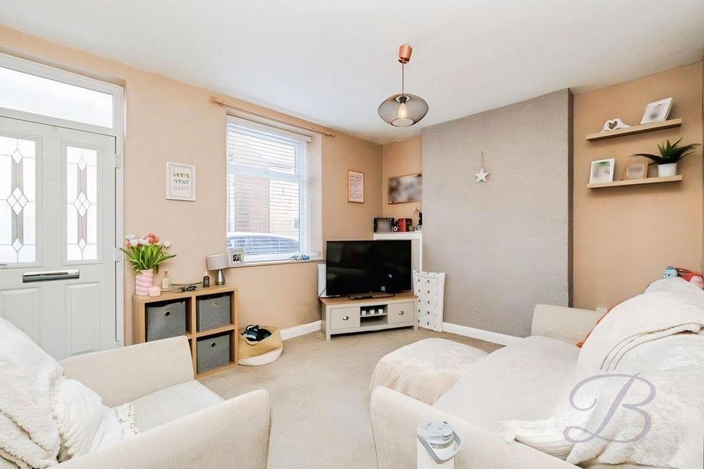 Property photo 3 of 19 Lounge