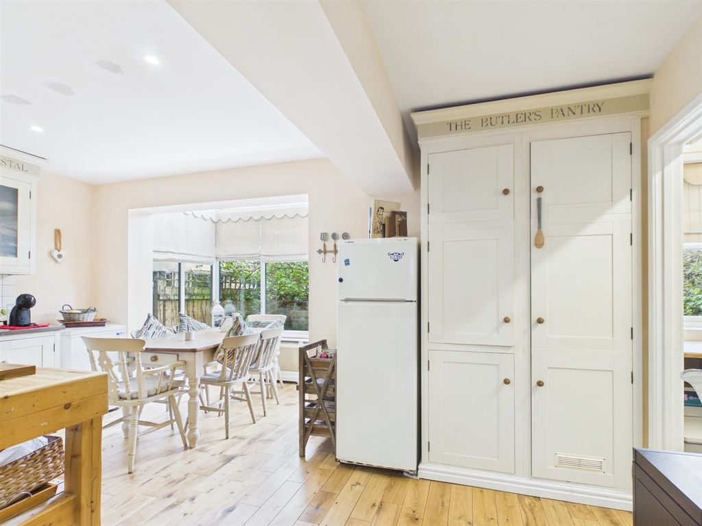 Property photo 3 of 11 Kitchen