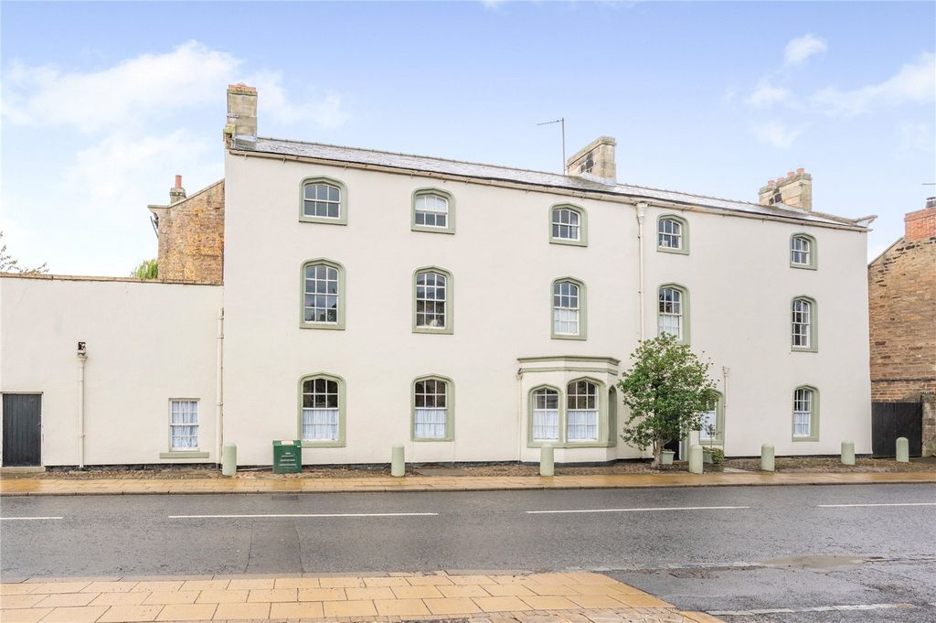 Property photo 2 of 24 Staindrop House