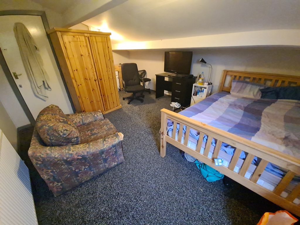 Property photo 3 of 16 A Cozy Bedroom Featuring A Comfortable Double Bed,...