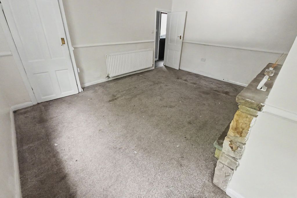 Property photo 3 of 13 239 Meltham Road, Netherton, Huddersfield, HD4 7Hl