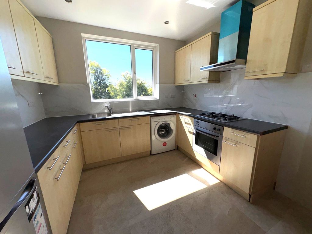 Property photo 3 of 8 66Imperialclosekitchen