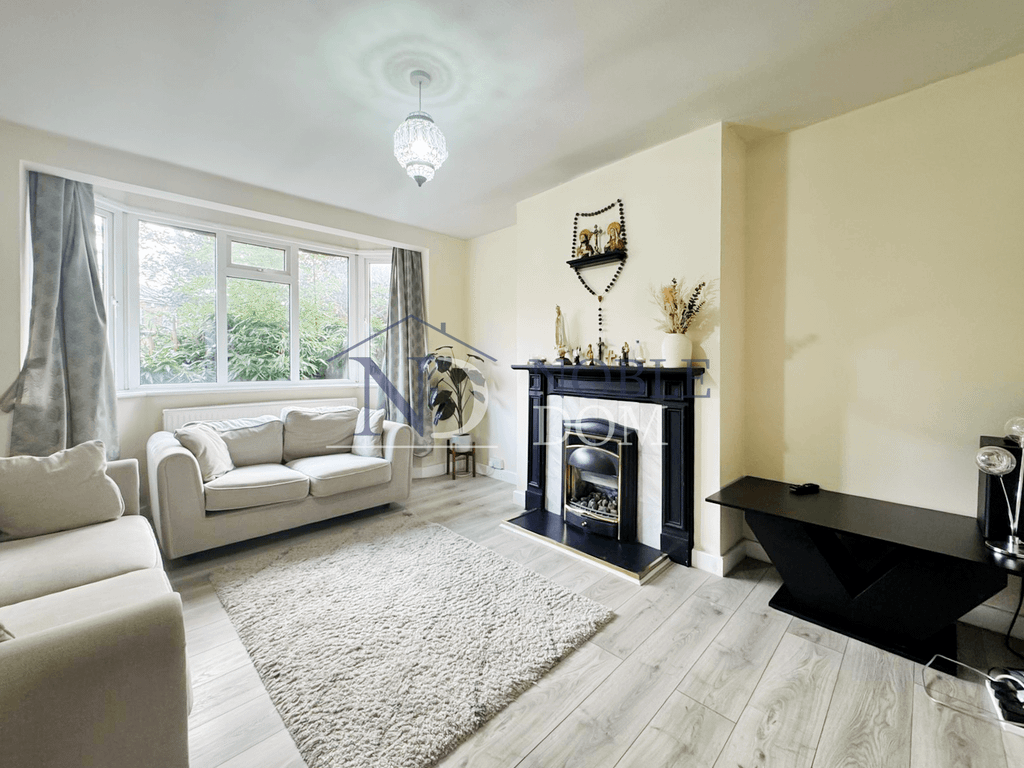 Property photo 1 of 10 2 Bedroom Maisonette In Hounslow