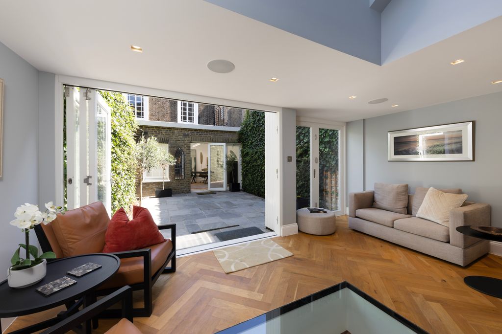 Property photo 3 of 15 Old Church Street 18- Rec (3)
