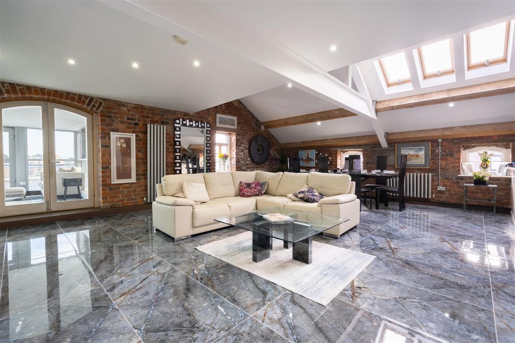 Property photo 3 of 12 Living Room / Kitchen Diner