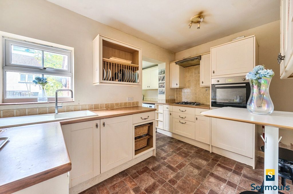 Property photo 3 of 11 Kitchen