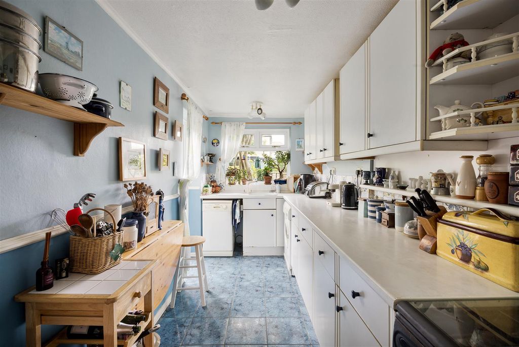 Property photo 3 of 31 Kenilworth Avenue, E17