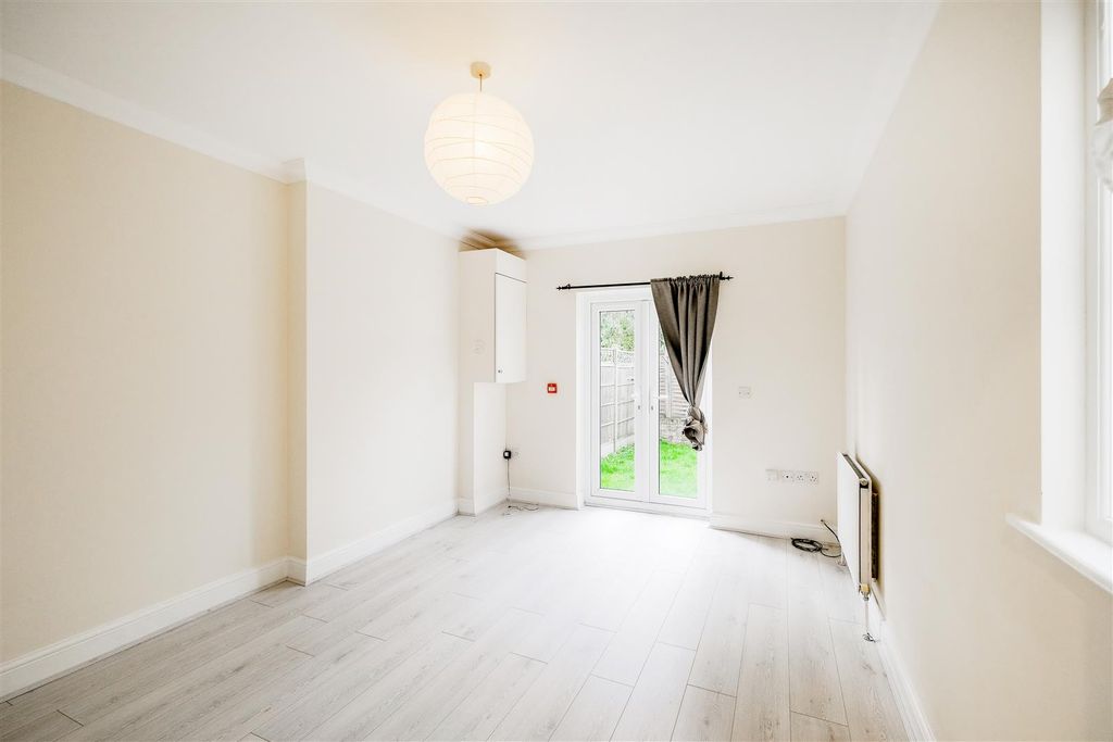 Property photo 2 of 19 2H Kings Road-1.Jpg