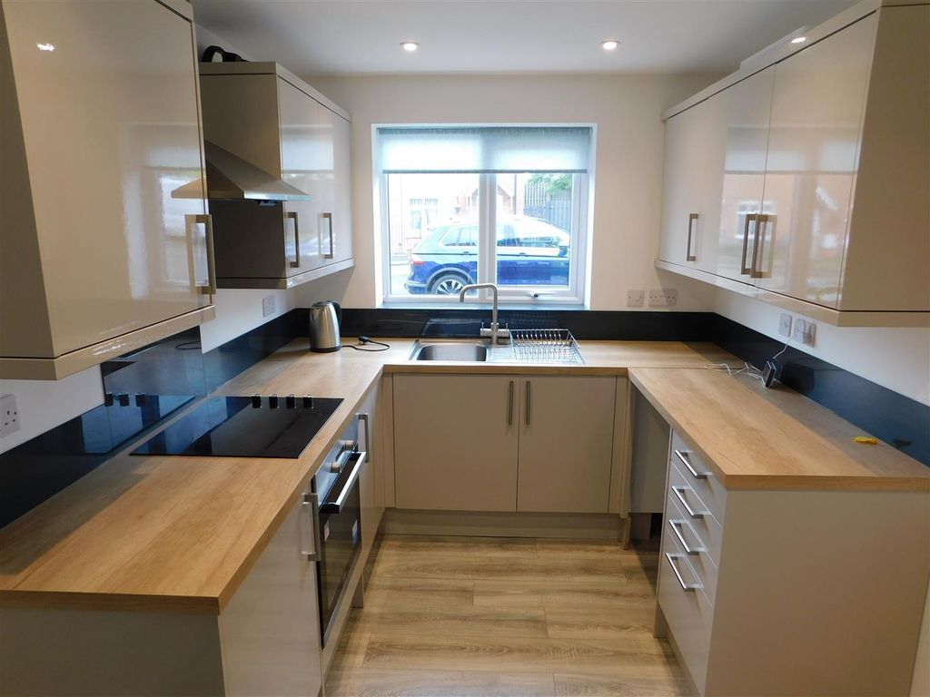 Property photo 3 of 10 Kitchen Area