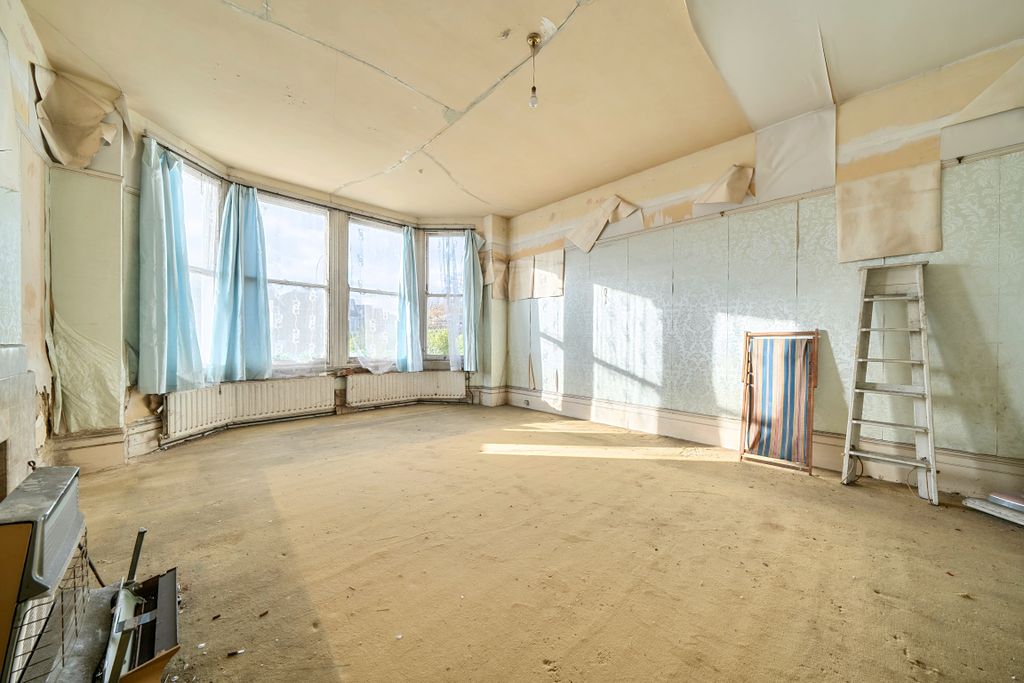 Property photo 3 of 14 79 Bromley Road, Catford, London, Se6 2Uf