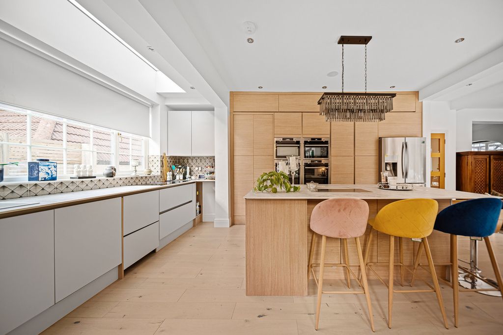 Property photo 3 of 31