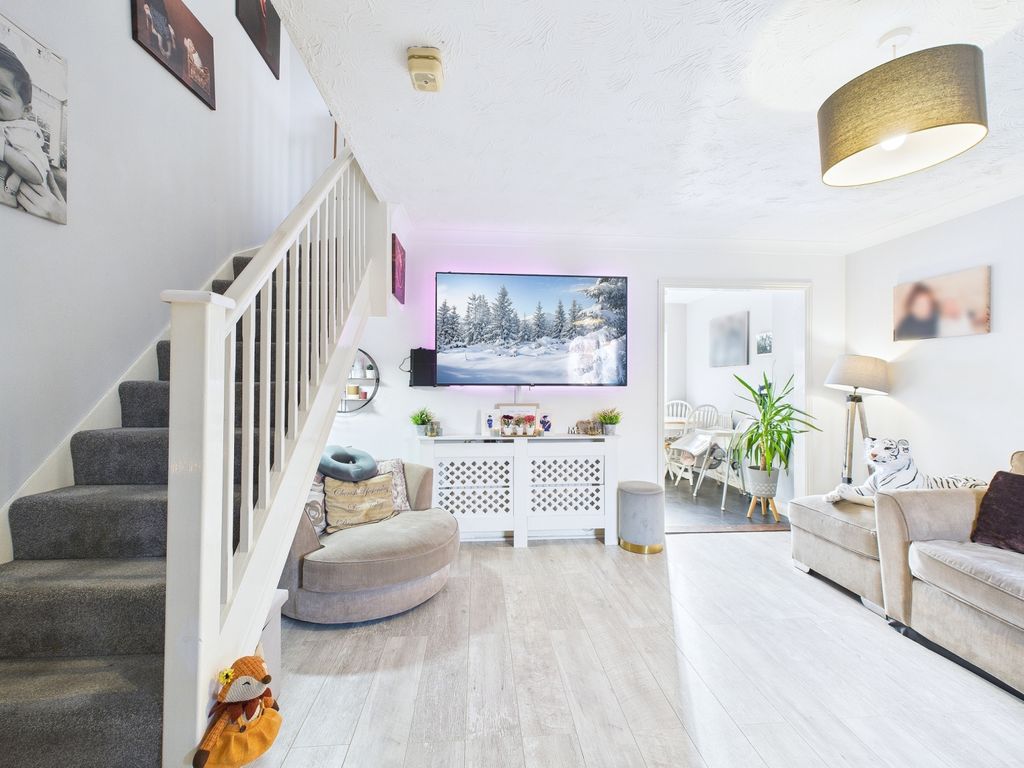 Property photo 3 of 15 Cam01909G0-Pr0464-Still018